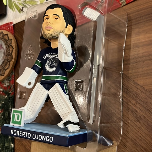 New Luongo Canucks bobblehead - Picture 2 of 4